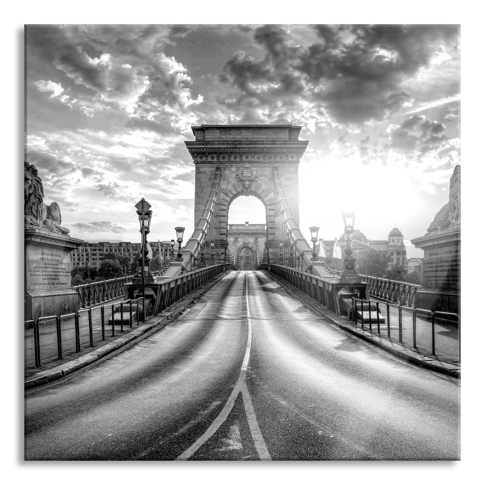 Brücke in Budapest bei Sonnenuntergang, Monochrome, Glasbild Quadratisch Angebot
