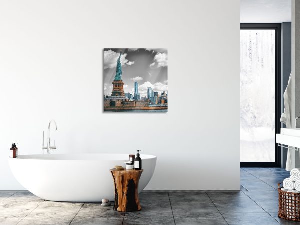 Freiheitsstatue mit New Yorker Skyline B&W Detail, Glasbild Quadratisch Jetzt online – Bild 4