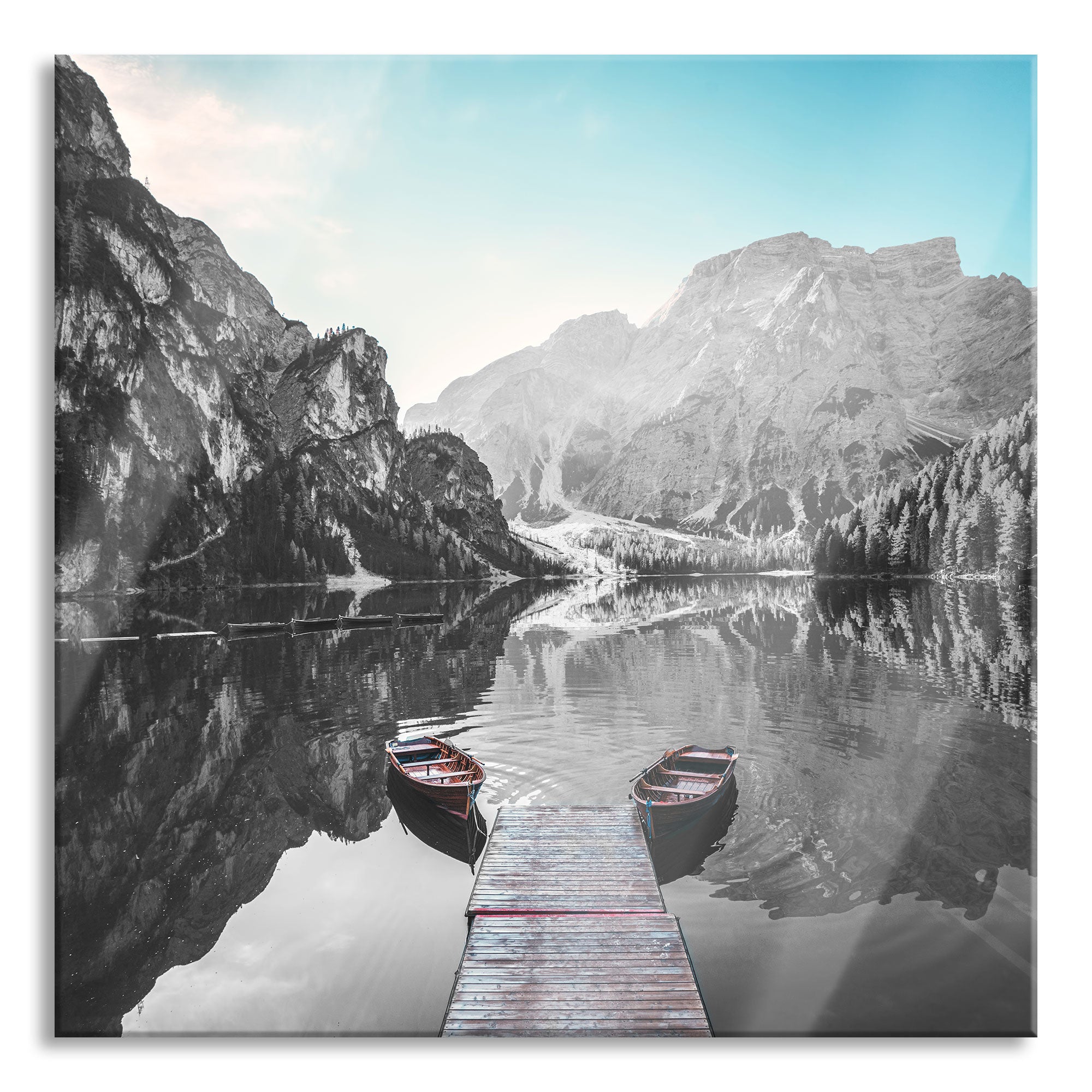 Boote am Steg des Pragser Wildsee B&W Detail, Glasbild Quadratisch Verkauf