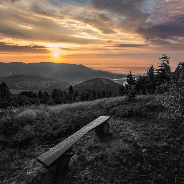 Bank auf Berggipfel bei Sonnenuntergang B&W Detail, Glasbild Quadratisch Im Angebot – Bild 5