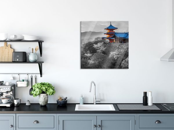 Japanischer Tempel vor nebeliger Stadt B&W Detail, Glasbild Quadratisch Jetzt online – Bild 3