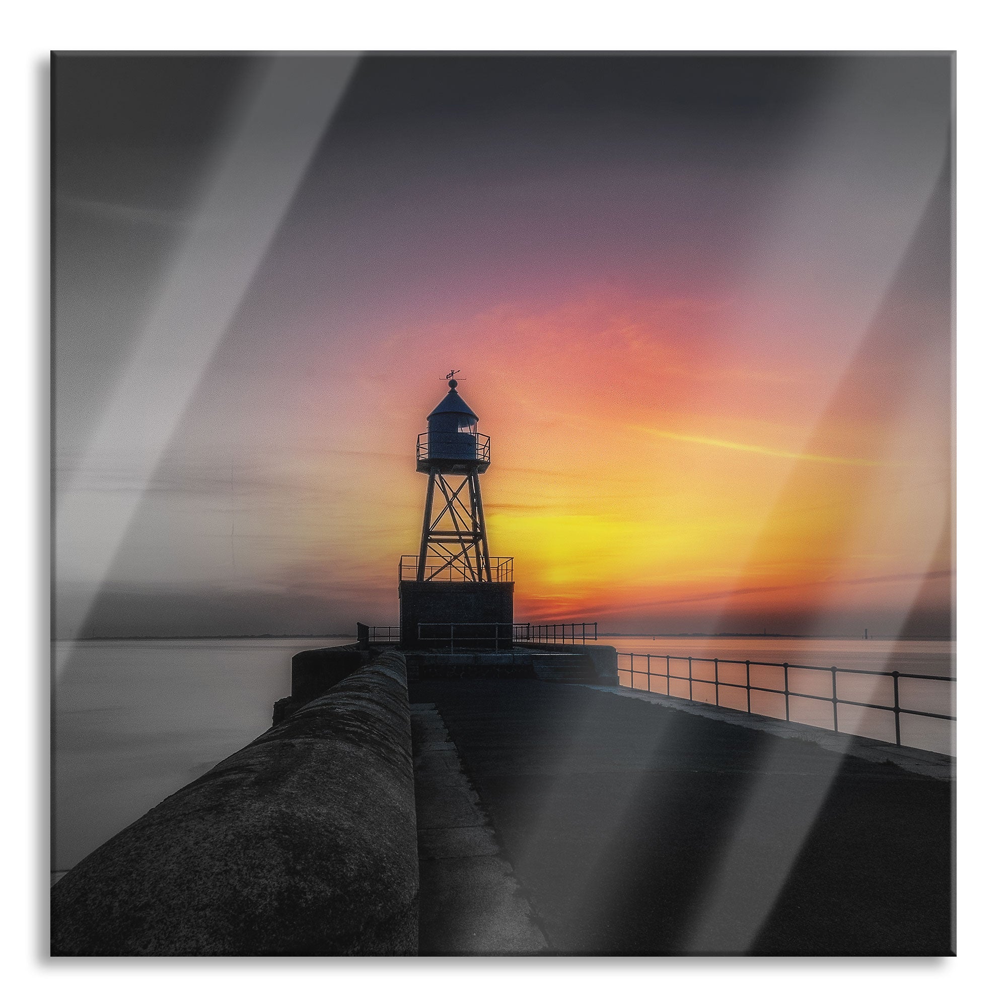 Leuchtturm am Steg bei Sonnenuntergang B&W Detail, Glasbild Quadratisch Zu verkaufen