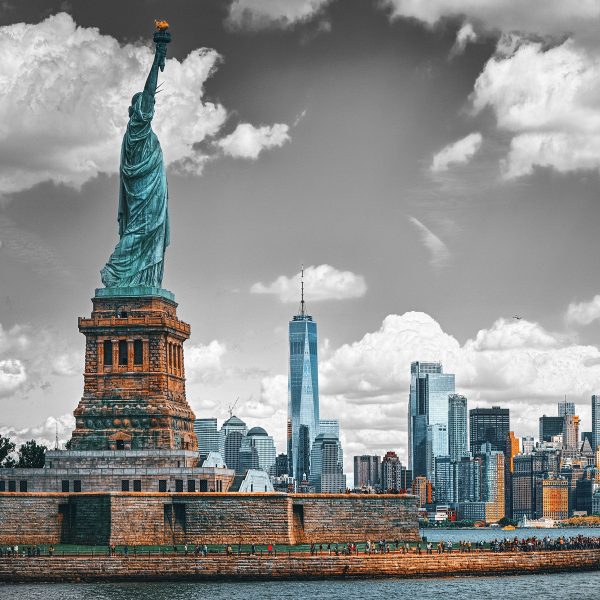 Freiheitsstatue mit New Yorker Skyline B&W Detail, Glasbild Quadratisch Jetzt online – Bild 5