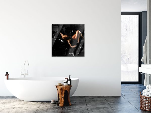 Sexy Frau räkelt sich auf Motorrad B&W Detail, Glasbild Quadratisch Angebot – Bild 4