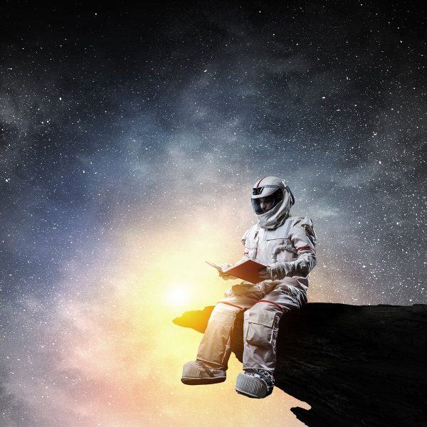 Lesender Astronaut auf Vorsprung vor Galaxie B&W Detail, Glasbild Quadratisch Rabatt – Bild 5