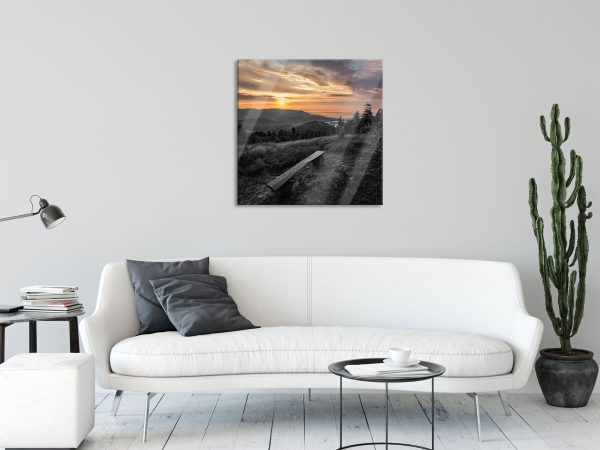 Bank auf Berggipfel bei Sonnenuntergang B&W Detail, Glasbild Quadratisch Im Angebot – Bild 2