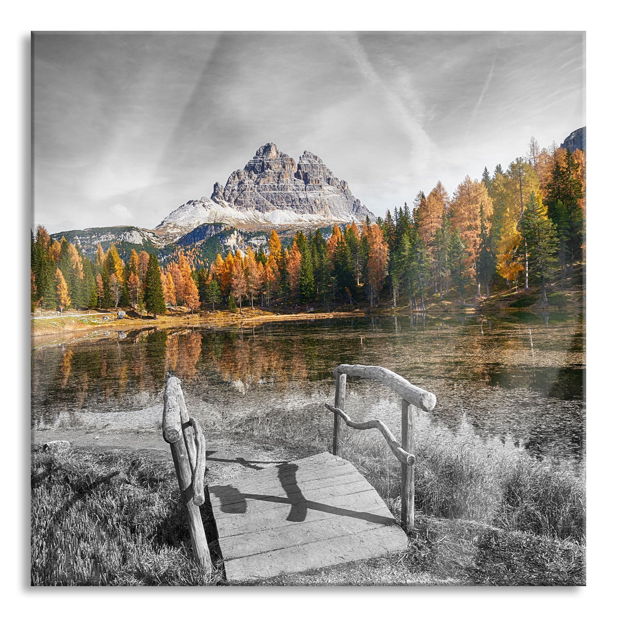 Holzbrücke an Dolomiten See im Herbst B&W Detail, Glasbild Quadratisch Zu verkaufen