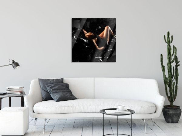 Sexy Frau räkelt sich auf Motorrad B&W Detail, Glasbild Quadratisch Angebot – Bild 2