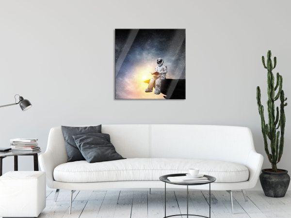 Lesender Astronaut auf Vorsprung vor Galaxie B&W Detail, Glasbild Quadratisch Rabatt – Bild 2