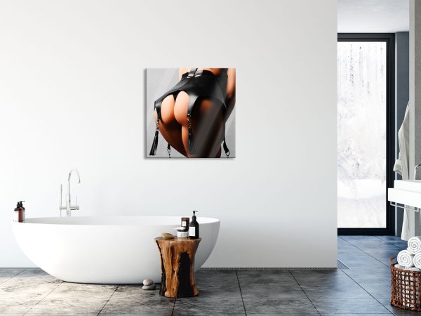 Frauenpo in Lederstrapse B&W Detail, Glasbild Quadratisch Jetzt online – Bild 4